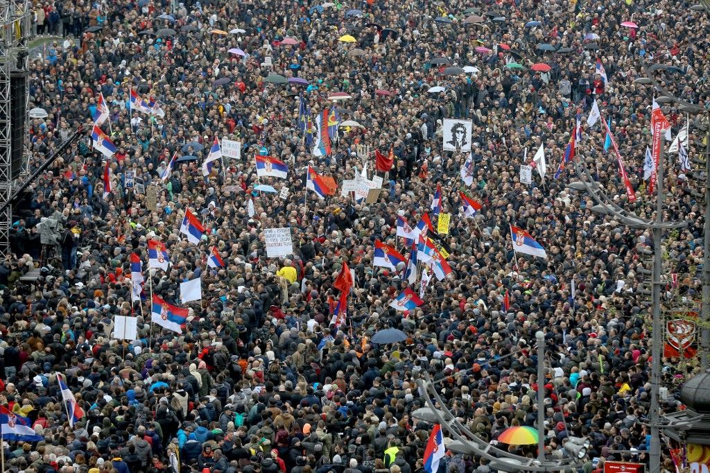 數千名塞爾維亞人13日在首都貝爾格勒街頭示威，抗議總統武契奇(Aleksandar Vucic)獨裁以及壓制媒體。(AFP)