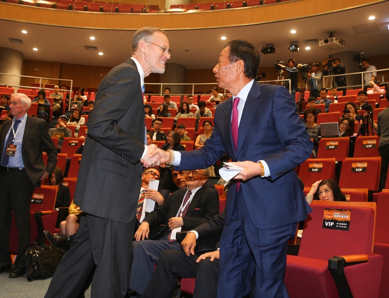 美國在台協會（AIT）處長酈英傑（Brent Christensen）（前左）15日出席「台灣關係法40週年座談會：台美根基與未來展望」，和鴻海集團總裁郭台銘（前右）握手致意。(圖：中央社)