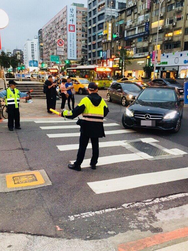 9月1日起全國大執法一個月，強力取締「汽機車路口不停讓行人」及「未依規定走行人穿越道」的民眾，提升路口安全。（警方提供）