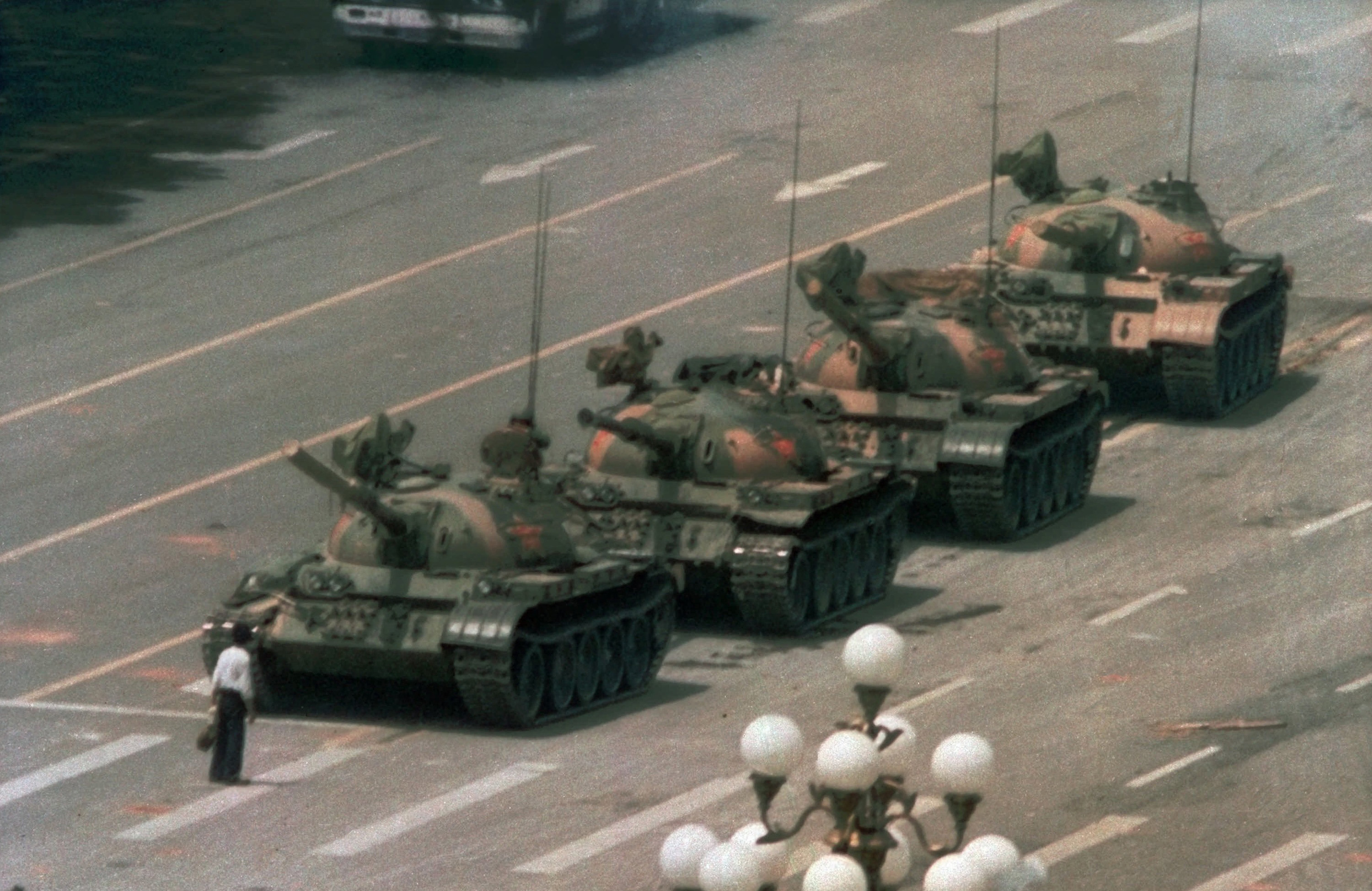 「坦克人」於1989年6月5日（六四天安門事件的翌日）在北京長安街上隻身阻擋中國人民解放軍坦克車隊前進，實際本名不詳。  (美聯社/達志影像)
