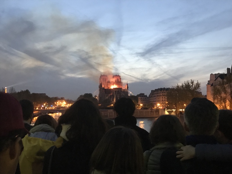 巴黎聖母院起火時，周圍人行道、橋上、河堤邊站滿許多人，神情肅穆、不發一語地看著火光與濃煙侵略這座存在超過850年的歷史建築。(圖：中央社)