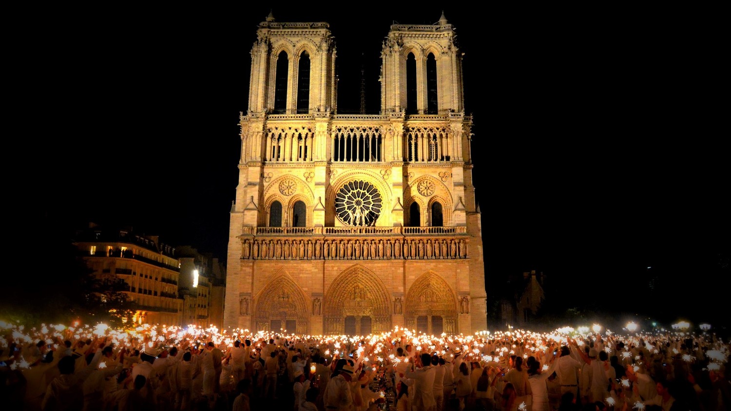 法國巴黎聖母院大教堂尖塔和屋頂在大火中坍塌。圖: Cathédrale Notre-Dame de Paris 粉絲專頁