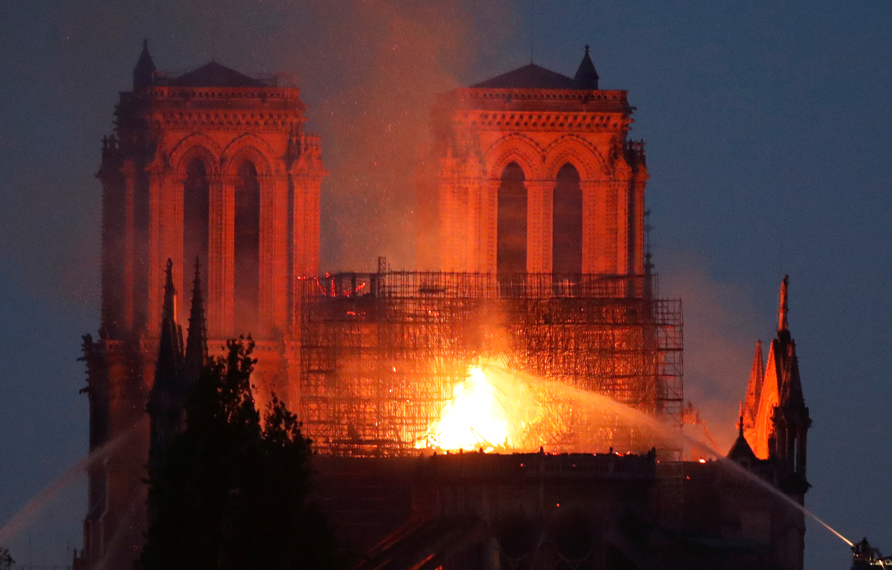 巴黎聖母院(Notre-Dame Cathedral)是法國最為人知的教堂，從1163年開始興建，14世紀才完成。一場嚴重火災造成巨大損失，可能需要數年時間修復。(路透社/達志影像)