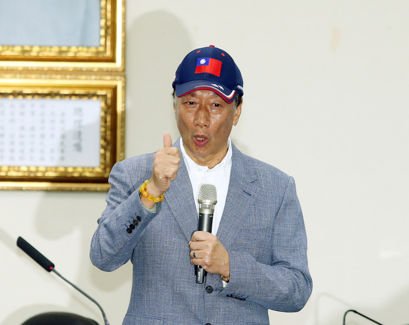 鴻海董事長郭台銘17日獲頒國民黨榮譽狀，他指出，國民黨要推出公開、接地氣的初選制度，建立起典範，他願意參加初選，絕不接受徵召。(圖：中央社)