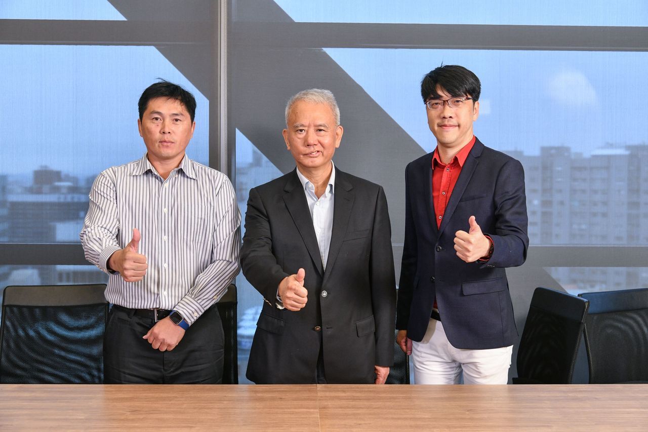 味全龍復出，頂新集團三董魏應充(中)魏應充偕同總教練葉君璋(左)、領隊吳德威(右)一起亮相(頂新提供)