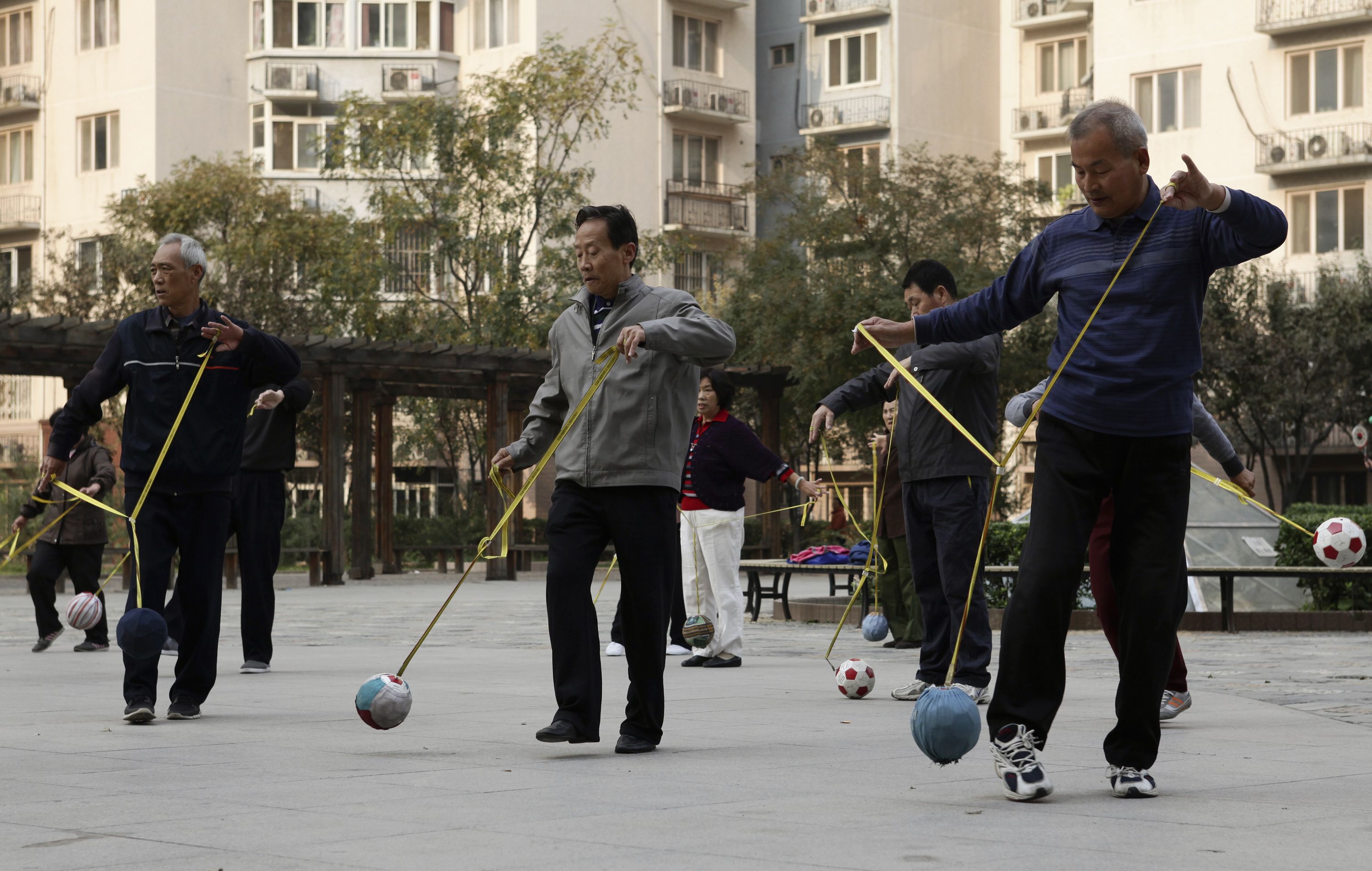 圖為中國退休人士在社區公園運動。(路透社/達志影像)