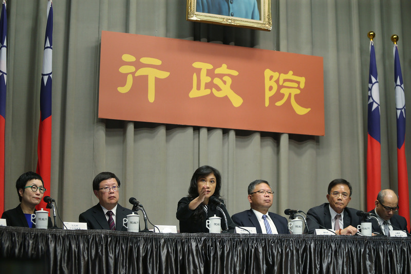 行政院會18日通過防制假訊息的第二波修法，其中為防止境外勢力影響公投結果，通過公投法部分條文修正草案，禁止中資等境外勢力直接或間接在台灣刊播公投相關廣告。行政院發言人Kolas Yotaka（左3）主持院會後記者會，發布相關訊息。(圖：中央社)