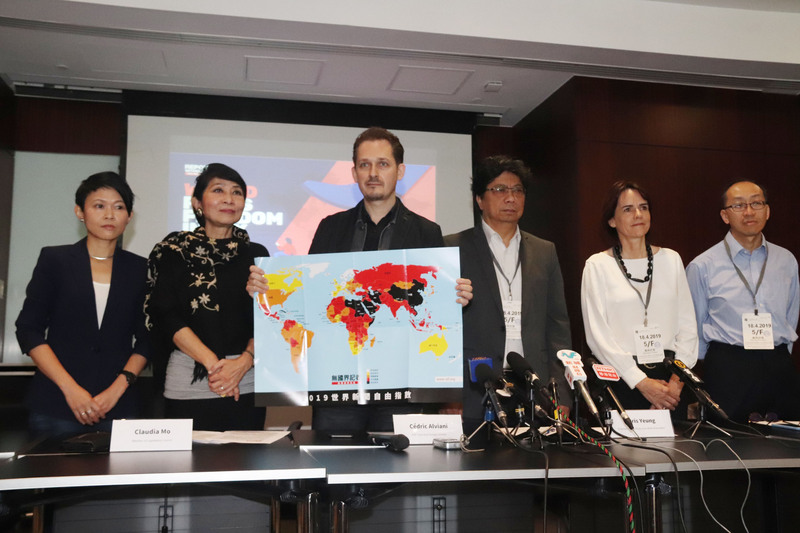 無國界記者東亞辦事處主任艾瑋昂（左3）18日在香港發表「2019世界新聞自由指數」。(圖：中央社)