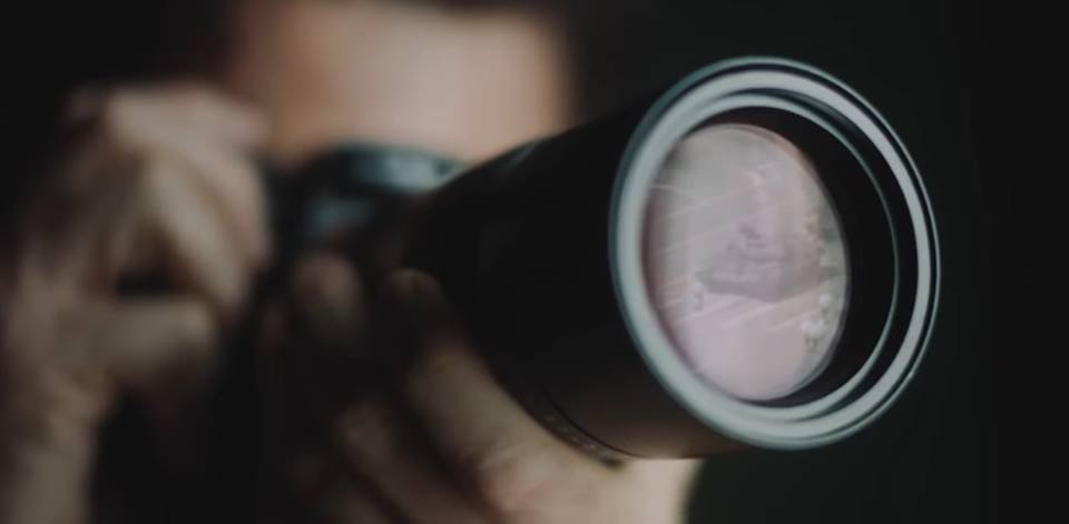 網路上近日出現一部將天安門事件坦克人置於徠卡相機鏡頭內的短片。(網路圖片)