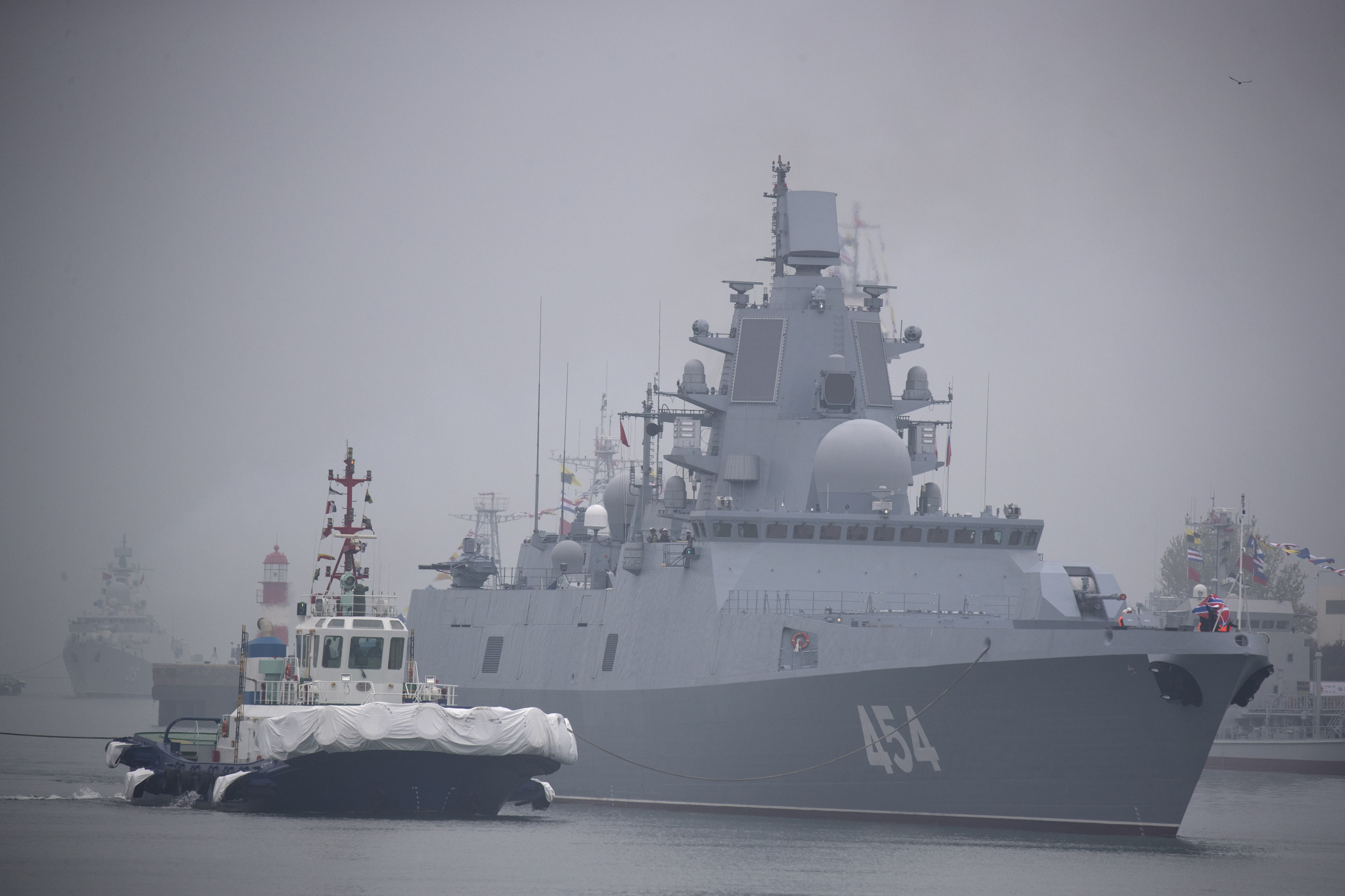 中國23日將紀念海軍成軍70年，在青島舉行國際艦隊檢閱。印度、澳洲和其他數國的軍艦在21日陸續抵達中國青島港。 圖為俄羅斯「戈爾什科夫」級巡防艦抵達青島港。(美聯社/達志影像)