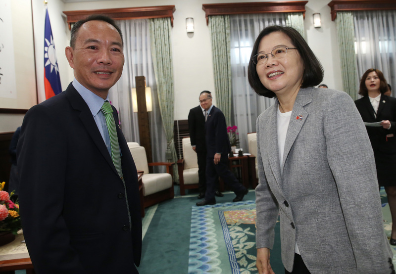 總統蔡英文（前右）23日在總統府接見貝里斯國會參議院議長鄭經緯（Lee Mark Chang）（左），感謝鄭經緯領導的參議院一直給台灣最大的支持。(圖：中央社)