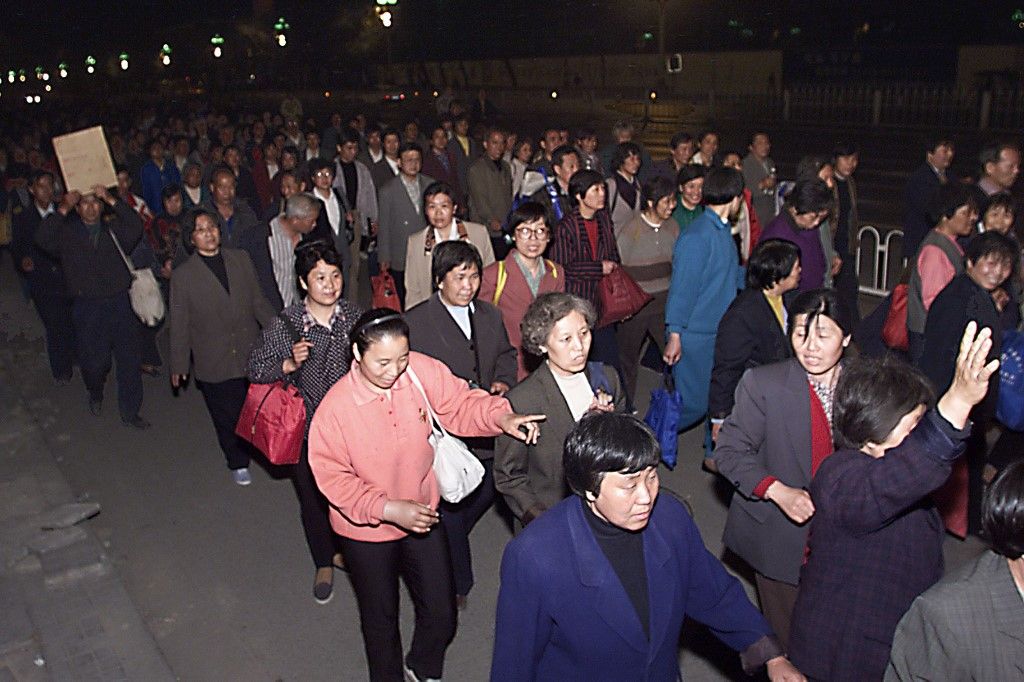 1999年4月25日有超過1萬名法輪功成員突然從四面八方到北京中南海和平上訪，震驚中國當局。(資料照片/AFP)