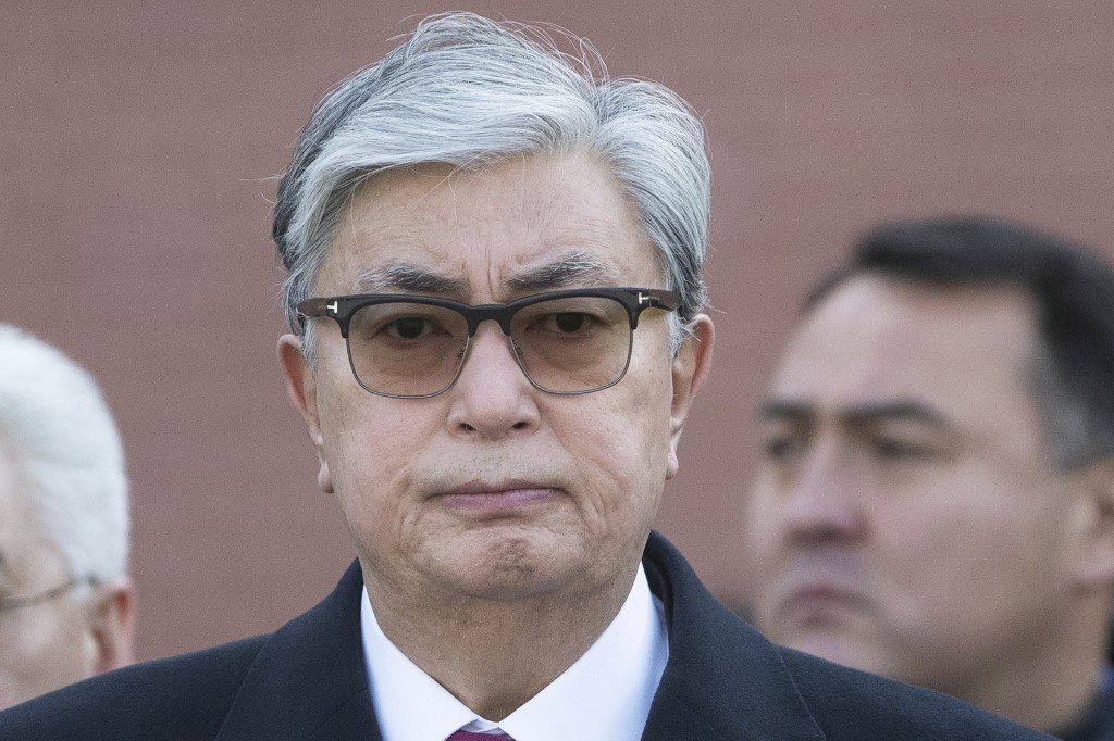 哈薩克總統托卡葉夫(Kassym-Jomart Tokayev)(中) 。(資料照片/AFP)