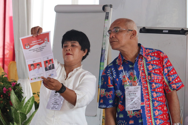 印尼17日舉行總統、國會等5項選舉，選務工作繁重，開票至今已經有272名選務人員殉職，圖非當事人。(圖:中央社檔案照片)