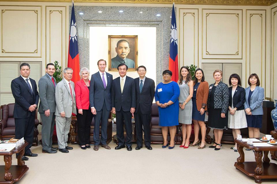 立法院長蘇嘉全24日上午在本院台美國會議員聯誼會副會長尤美女委員、林志嘉秘書長及外交部北美司陳慧蓁副司長等人陪同下，接見美國「共和黨全國委員會」(RNC)共同主席希克斯(Tommy Hicks)一行。(蘇嘉全辦公室提供)