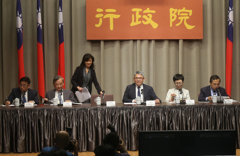 行政院會後記者會25日在新聞中心舉行，由行政院發言人Kolas Yotaka（谷辣斯‧尤達卡）（左3）主持，海委會副主委莊慶達（左起）、法務部次長陳明堂、內政部次長花敬群、文化部次長丁曉菁、主計總處副主計長陳瑞敏出席。(圖:中央社)