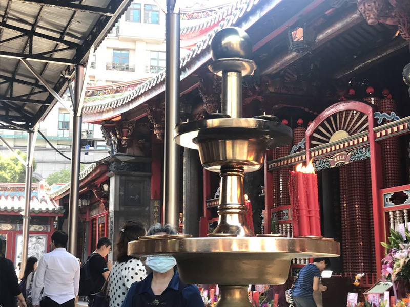 台北龍山寺宣布，為維護空氣品質及預防火災，5月1日起禁點蠟燭，屆時寺內燭台停用、蠟燭停售。(圖：中央社)