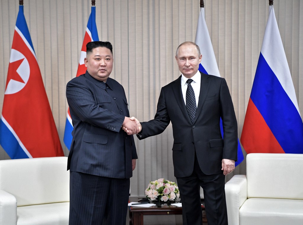 圖為俄羅斯總統蒲亭(右)與北韓領導人金正恩(Kim Jong Un)2019年4月25日首度面對面會談。(資料照片/AFP)