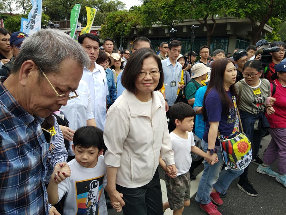 蔡英文總統27日參加2019全國廢核大遊行，她牽著小朋友的手一起出發。(王韋婷 攝)