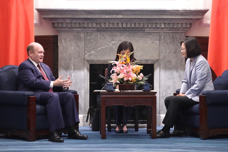 美國聯邦參議員達克沃絲(Tammy Duckworth)、蘇利文(Dan Sullivan)及昆斯(Chris Coons)明天(6日)展開3小時旋風訪台。圖為蔡英文總統（右）2019年在總統府接見昆斯。(圖：中央社資料照片)