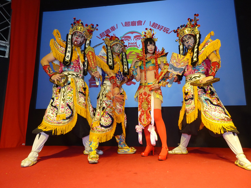 兩天吸引近17萬人到場、逾666萬網民觀賞的日本文化慶典「niconico超會議」首度有台灣大規模設攤，讓日本民眾欣賞廟會陣頭表演，體驗虛擬機車瀑布，感受濃濃台灣味。(圖:中央社)