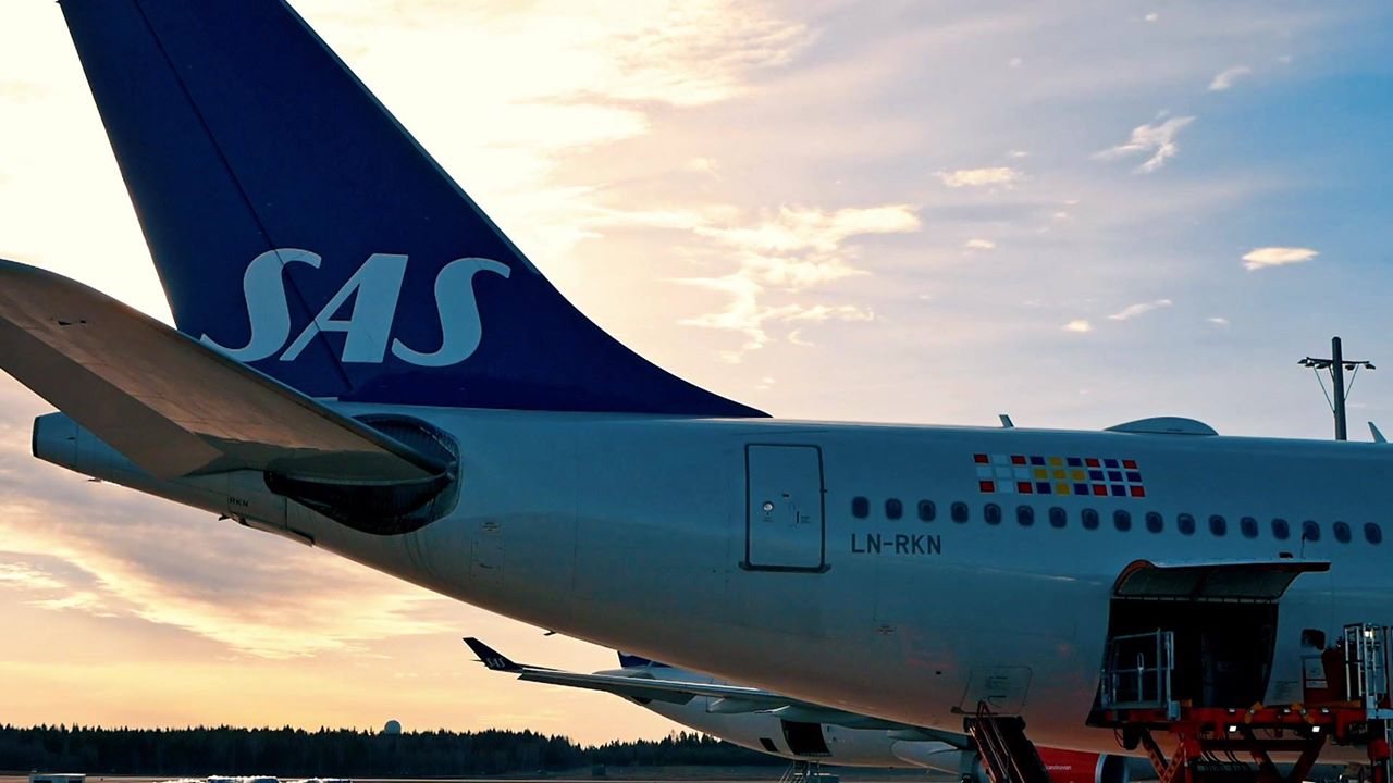 由於機師罷工行動持續，北歐航空28日取消1,213架航班，又有11萬名旅客因此面臨停飛。(圖：北歐航空臉書)