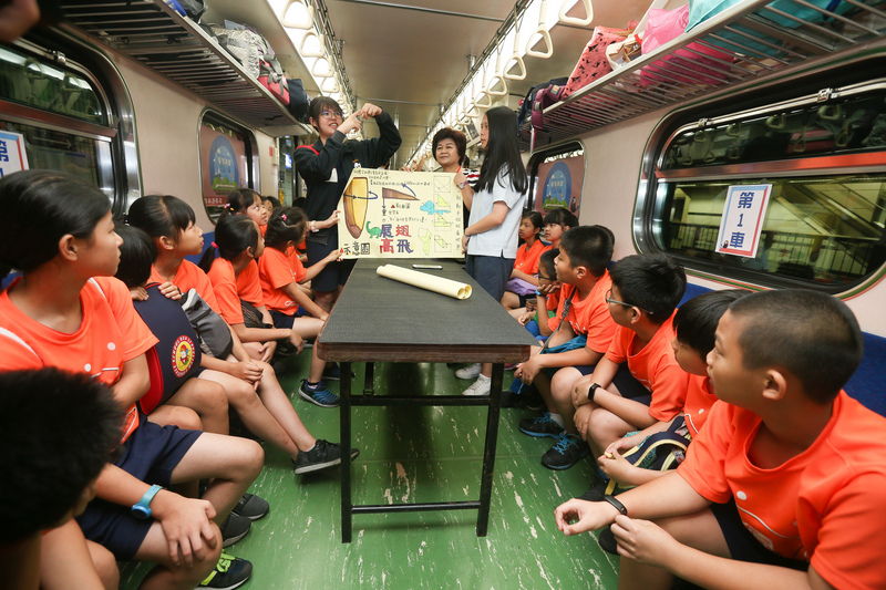 科技部與台鐵再度合作「2020年台灣科普環島列車」。圖為2019年舉辦的科普環島列車，小朋友們在火車上體驗各種科學實驗活動。(中央社資料照)