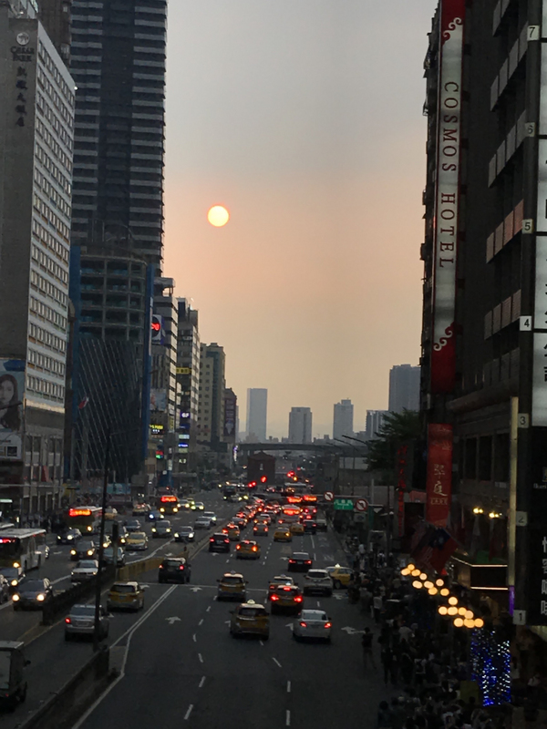 全台今天(29日)起就會迎來今年天黑時間最早的日子，墾丁將於下午5時13分日落，台北最早日落將在明天(30日)下午5時4分。圖為台北街頭的落日景象。(中央社)