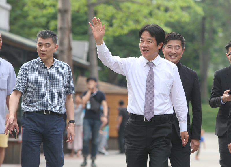 前行政院長賴清德（前右）(資料照片/中央社)