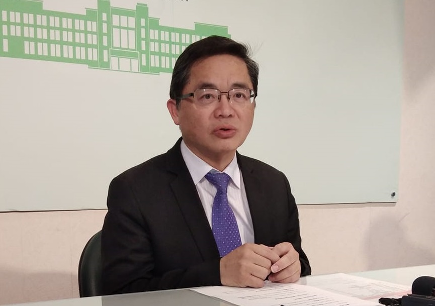 行政院秘書長李孟諺表示，將由人事行政總處處理丁允恭退回獎章後續退回程序。（王韋婷 攝）