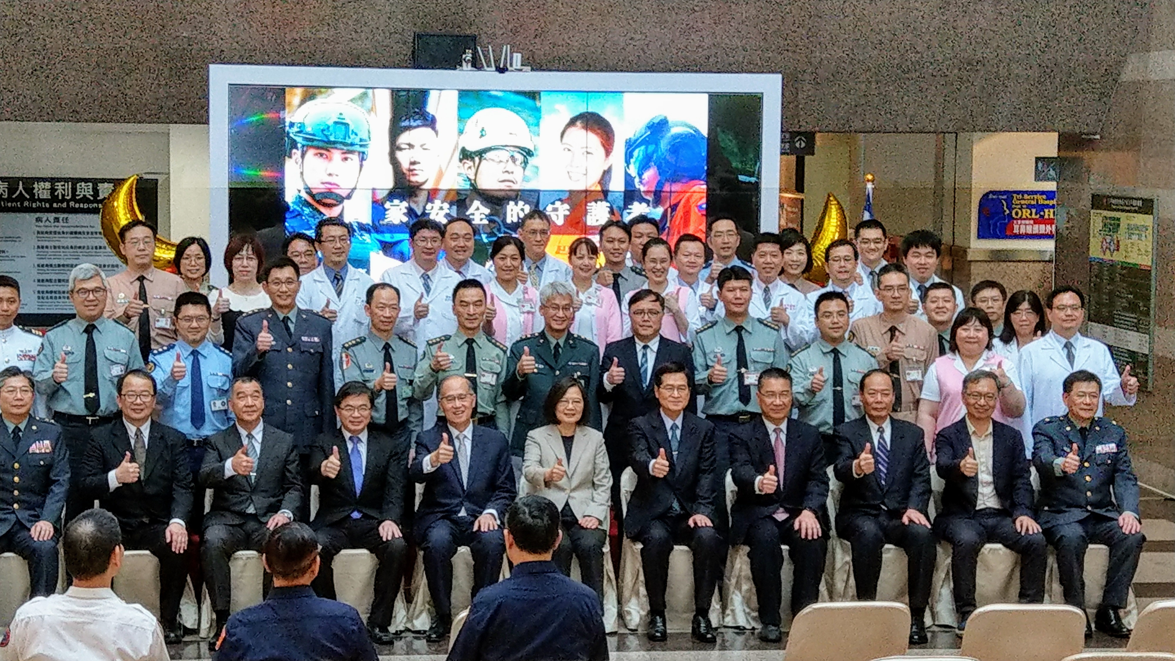 蔡英文總統到三軍總醫院視察「警察消防海巡空勤人員醫療照護實施方案」。(歐陽夢萍 攝)