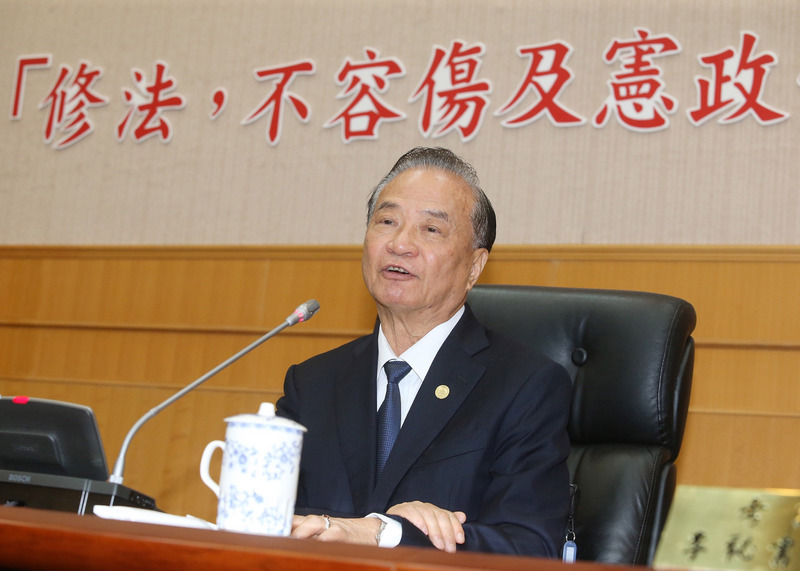 考試院長伍錦霖2日舉行記者會呼籲維繫五權架構的憲政運作，並表示若立法院最後三讀通過修法，變更考試委員的職權，他會辭職負起政治責任。(圖：中央社)