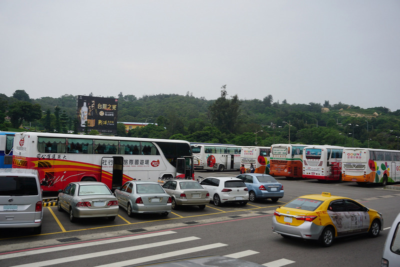 圖為金門水頭碼頭排滿等待搭載入境旅客的遊覽車。(資料照片/CNA)
