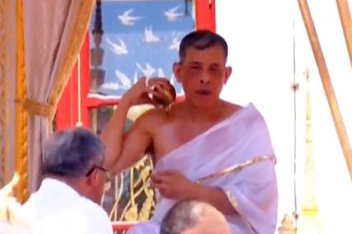 泰國4日舉行近70年來首次加冕儀式，泰王瓦吉拉隆功(Maha Vajiralongkorn)以繁複的佛教與婆羅門教儀式，象徵性地化身活神。(AFP)