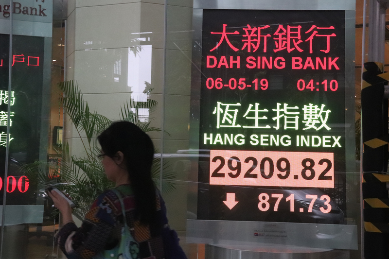 中國強推港版國安法導致香港動盪再起，港股也面臨壓力，但外媒報導，近期來自中資大量且快速的買盤成為撐港股重要力量。圖港股資料畫面。（中央社）