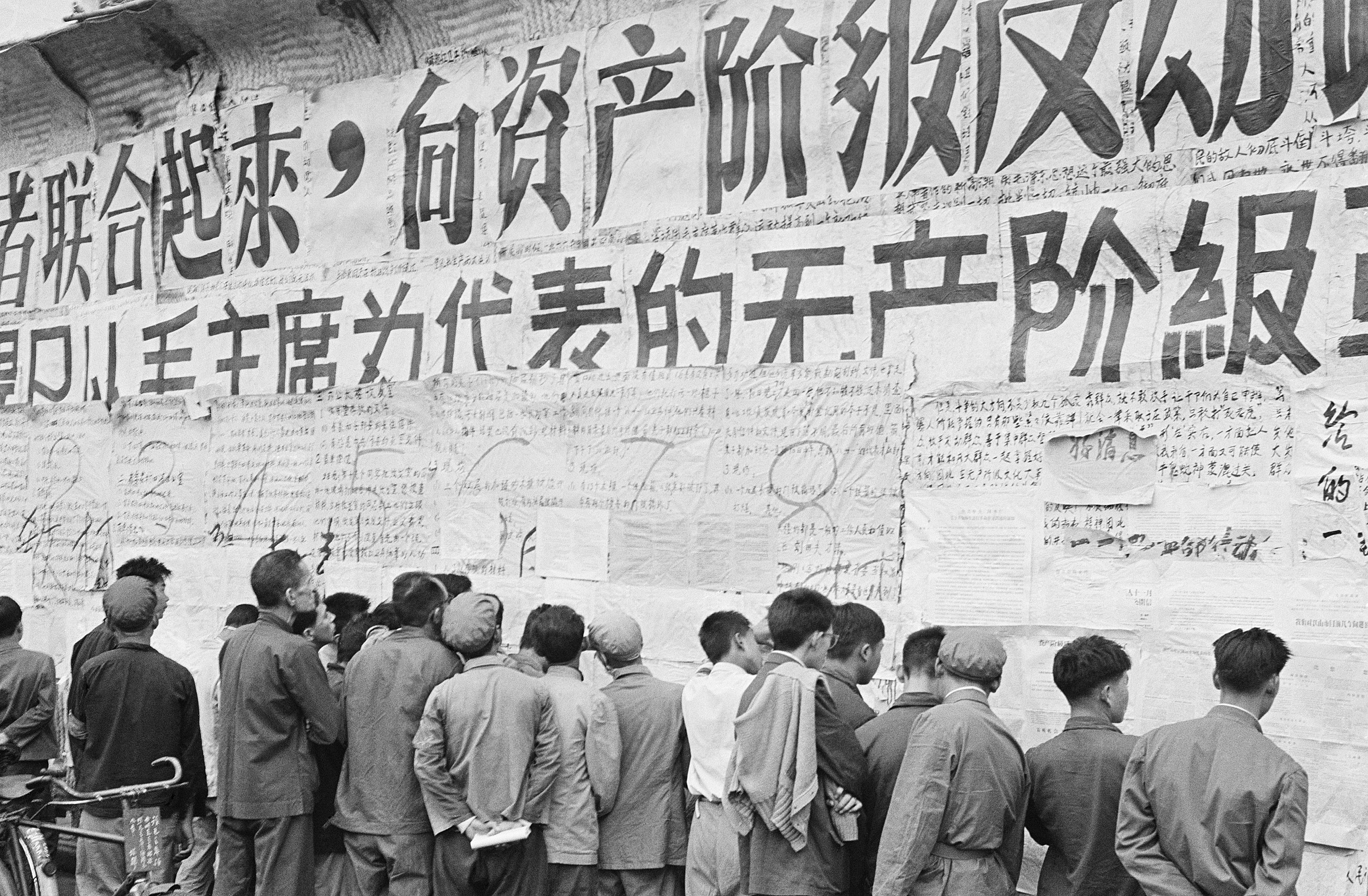 從新中國建政以來，歷經文革、六四...作者笑稱，生長在那個年代的人，甚麼奇葩事都被他們碰到了。圖為文化大革命。(美聯社/達志影像)