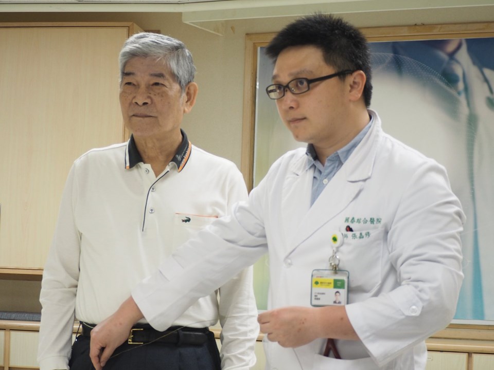 有民眾腳痛多年，總以為是腳底筋膜炎，但酸痛藥布怎麼貼就是不見效果，沒想到經診療，發現是俗稱「腳中風」的下肢動脈阻塞。（蕭照平 攝）