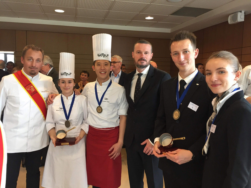 料理業界普遍把米其林指南的星星視為無上榮譽，但有社會學背景的青年廚師簡大軒（左3）認為，有比摘星更重要的事。（簡大軒提供）