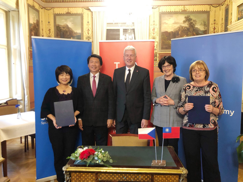 科技部與捷克科學院7日於布拉格簽署人員互訪議定書，科技部司長黃心雅、駐捷克代表汪忠一、捷克技術署署長科凡林卡（Petr Konvalinka）、捷克科學院院長札日曼洛娃（Eva Zazimalova）和捷克科學院國際合作處處長施克娃（Hana Sychrova）（從左至右）出席儀式。（科技部提供）