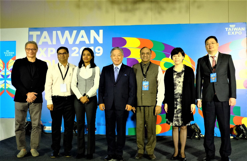 圖為外貿協會8日在新德里舉辦2019年印度台灣形象展前記者會，貿協駐印度辦事處主任吳賀彬（右1）、貿協產業拓銷處副處長白潤怡（右2）、FICCI副秘書長辛格霍（右3）、駐印度代表田中光（中）、投資印度副總裁拉瑪納坦（左3）等與會者合影。(圖：中央社)