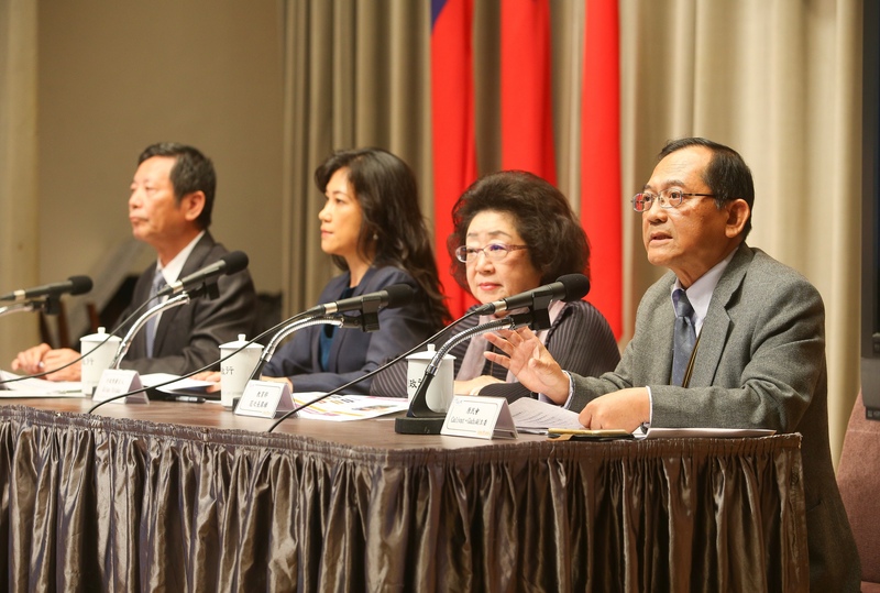 行政院會後記者會9日在行政院新聞中心舉行，由發言人Kolas Yotaka（左2）主持，工程會副主委顏久榮（左）、教育部次長范巽綠（右2）、原民會副主委鍾興華Calivat‧Gadu（右）出席。(圖:中央社)