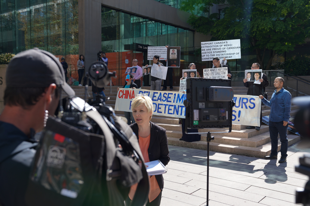 華為公司財務長孟晚舟引渡案開庭，法庭外出現不少抗議中國對人權打壓的聲浪，但另一方面，也有支持華為的群眾到場。(央廣特約記者王風 攝)