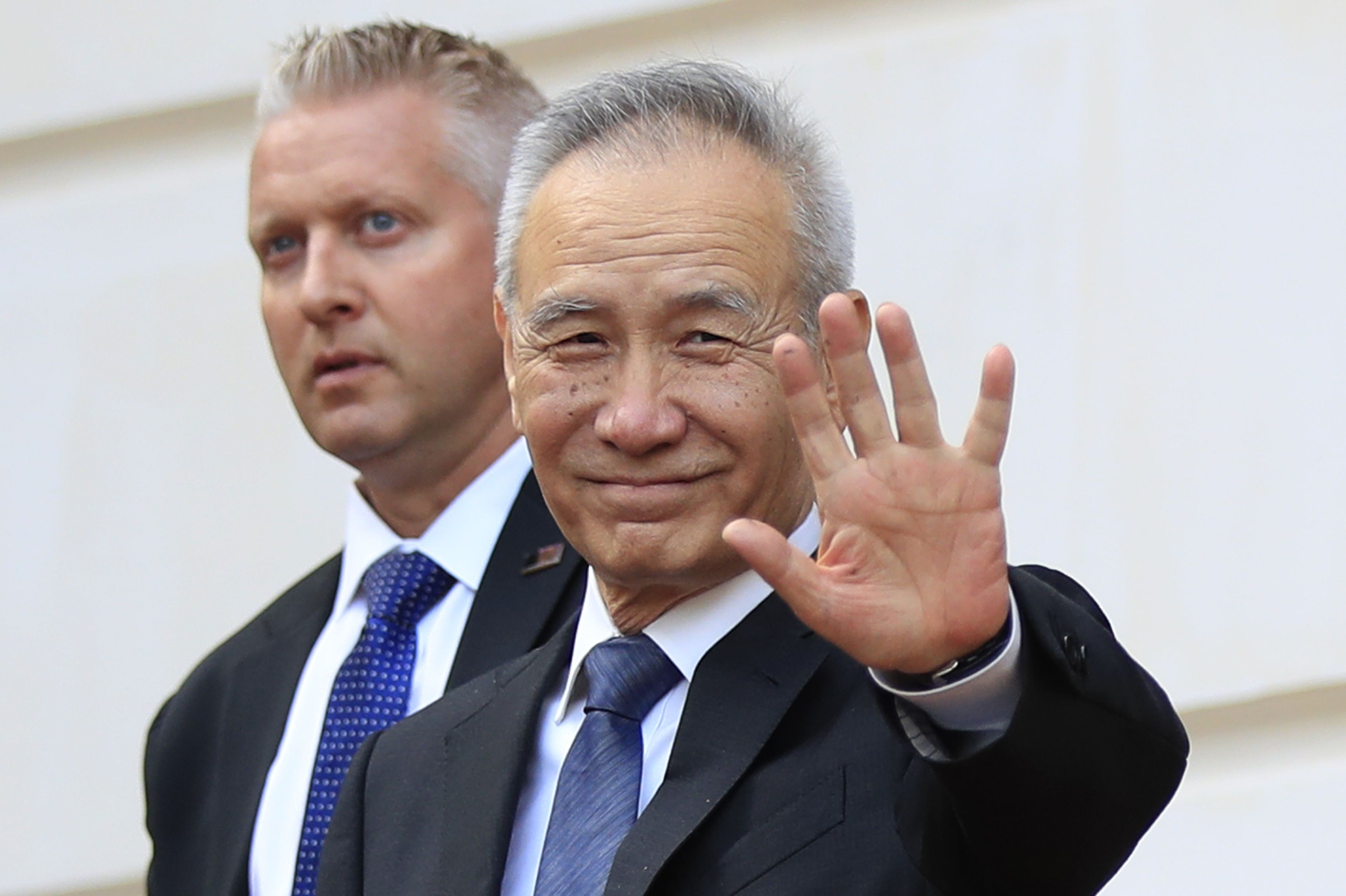 新一輪美中貿易談判10日將在美國登場，中方仍由中國國務院副總理劉鶴(前)領軍。(美聯社/達志影像)