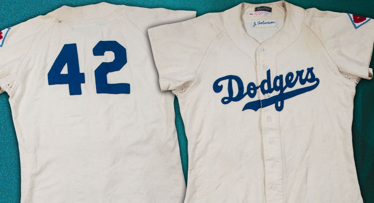美國職棒大聯盟(MLB)第一位黑人球員羅賓遜， 在1951年球季穿的球衣，以55萬3500美元拍出。(臉書)
