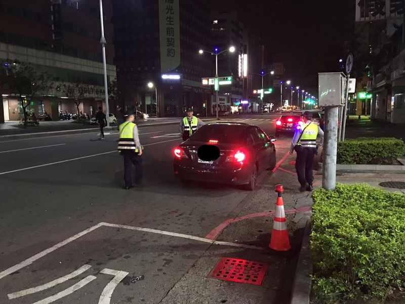 立院交通委員會初審通過道交條例，針對檢舉魔人引發的民怨及警力負荷進行檢討。圖為高雄市警方執行「交通違規大執法」勤務。（警方提供）