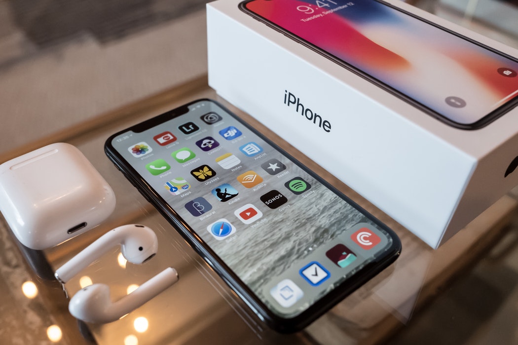 美國蘋果公司的iPhone手機組裝過去均由台廠壟斷，但在中國立訊併購緯創中國廠之後挾鉅額政策補貼，代工實力大增，讓台廠獨攬代工的時代也宣告落幕。 (圖:Drew Coffman/Unsplash)