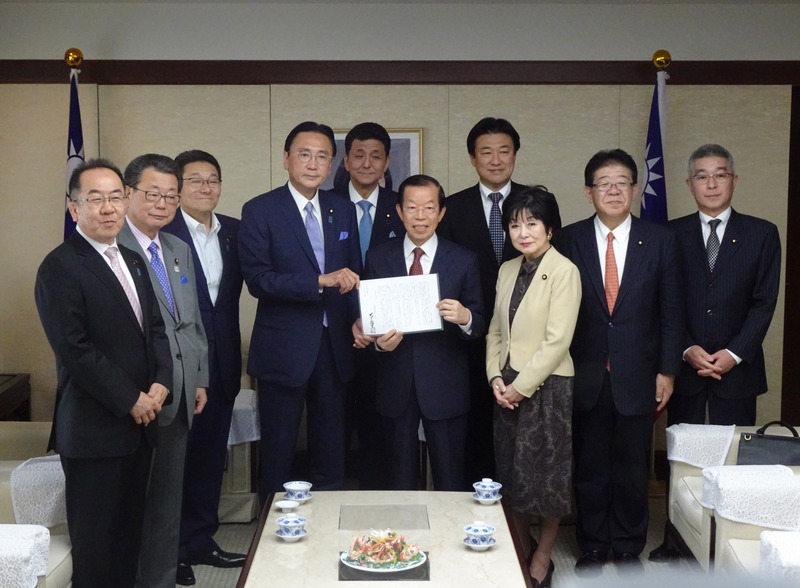 有287名日本國會議員參加的日華議員懇談會會長古屋圭司（前排右3）15日率團到位於東京的駐日代表處遞交力挺台灣參加世界衛生大會（WHA）的決議文，由駐日代表謝長廷（前排右2）接下。(圖:中央社)