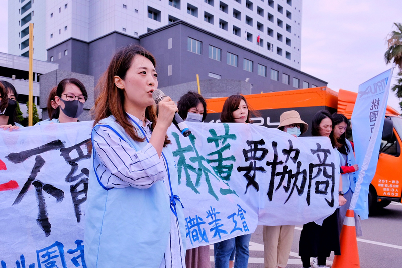 桃園市空服員職業工會16日召開記者會主動釋出善意，承諾不會在端午節發動罷工，並表示希望再度開啟雙方協商，更邀請長榮航空公司董事長林寶水出席，但罷工投票仍會持續。(圖:中央社)