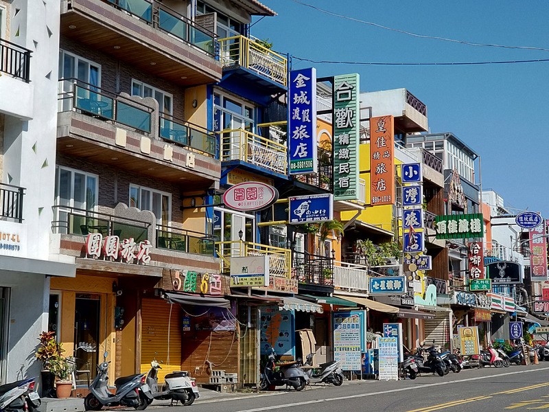 清明連假墾丁大街湧現大批人潮，警方在街上來回巡邏廣播，就怕出現防疫破口。圖為107年3月11日拍攝的墾丁旅店(資料圖片/中央社)