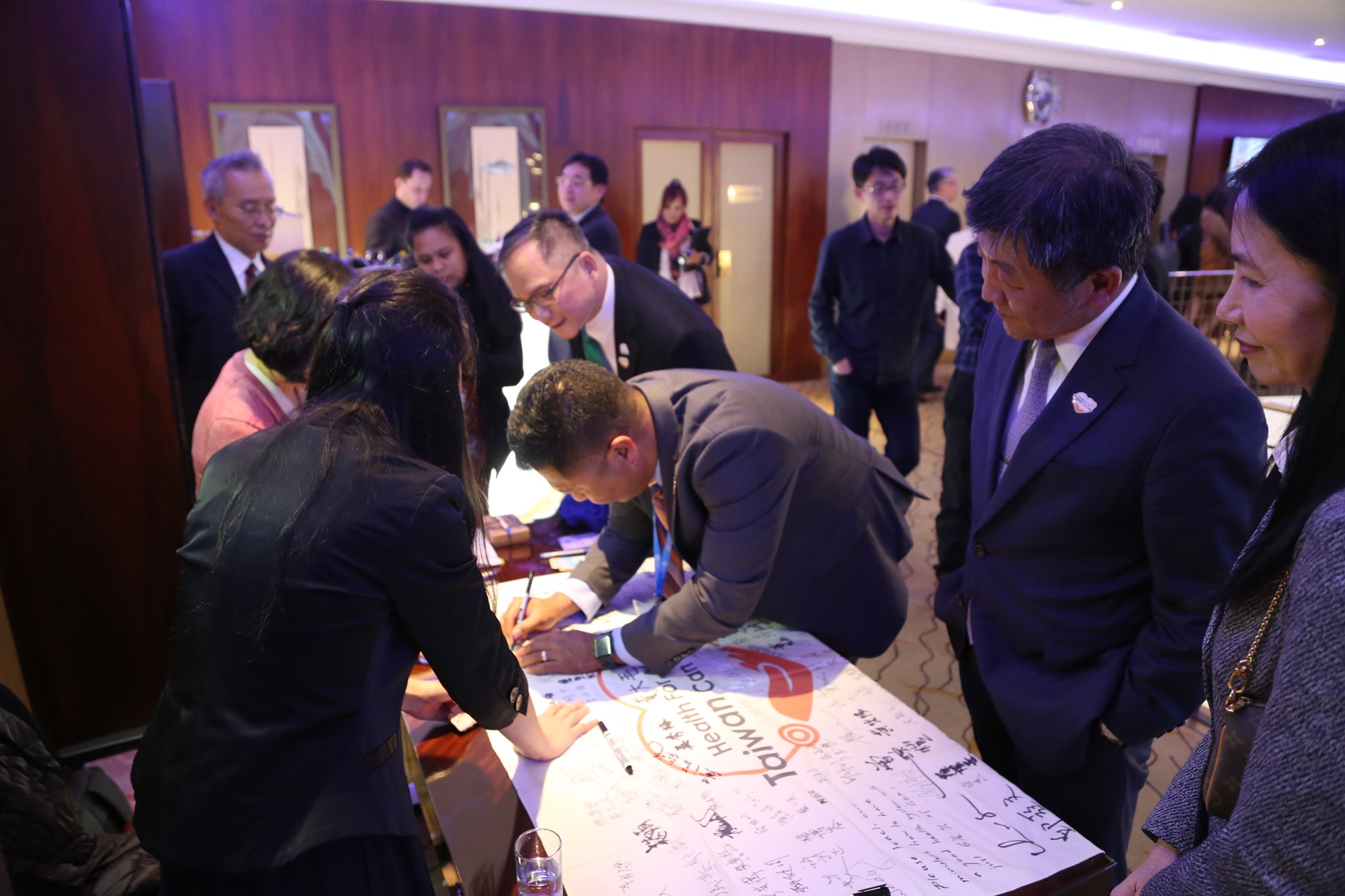 衛生福利部世衛行動團利用世界衛生大會舉行期間，也在日內瓦以醫療專業表達台灣希望參與世界衛生大會的立場。衛福部臉書23日分享友邦馬紹爾群島衛生部長，在活動簽名綢上，寫下支持台灣的加油話語，讓不少網友相當感動。(衛福部臉書)